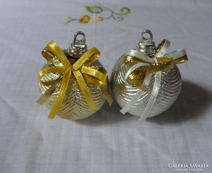 Retro Christmas tree decoration: gold and silver colored, wave-patterned ball, ribbon