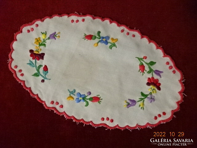 Embroidered oval tablecloth with Kalocsa pattern. He has! Jokai.