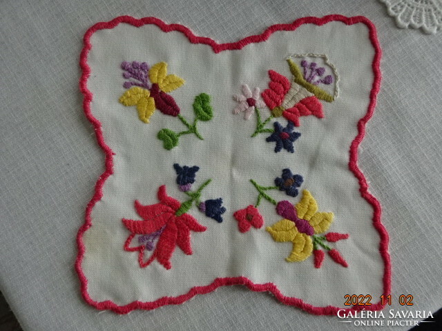 Embroidered tablecloth with Kalocsa pattern, size 16.5 x 16.5 cm. He has! Jokai.