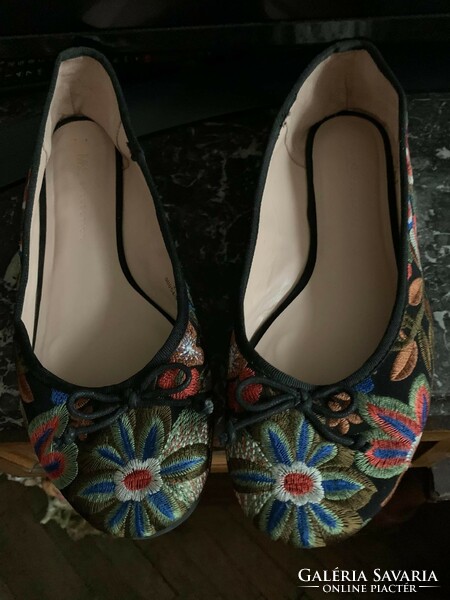 Embroidered ballerina shoes size 40.5