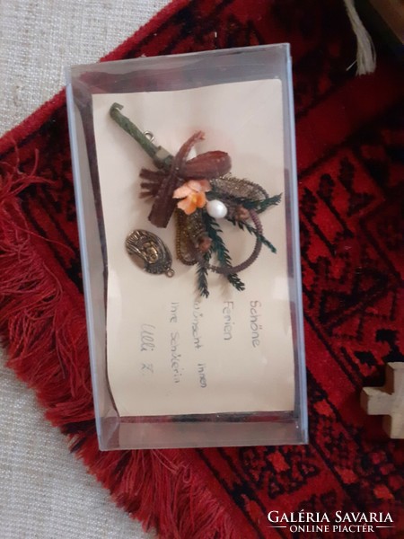 Régi német keresztény hagyaték imakönyv dobozában gyöngyház rózsafüzérrel ereklyékkel kis terítőn