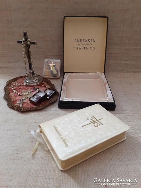 Régi német keresztény hagyaték imakönyv dobozában gyöngyház rózsafüzérrel ereklyékkel kis terítőn