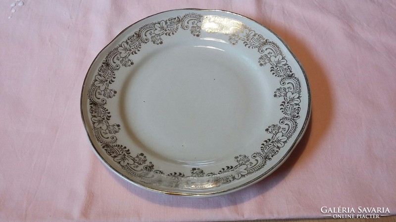 Chodziez butter-colored porcelain small plate with gold pattern