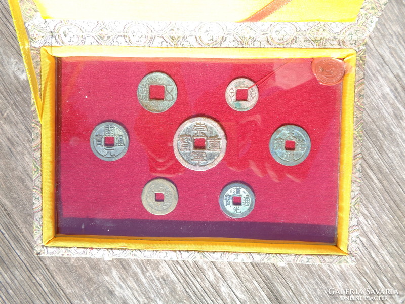 7 db. régi kínai érme üveglap mögött, párnázott dobozában