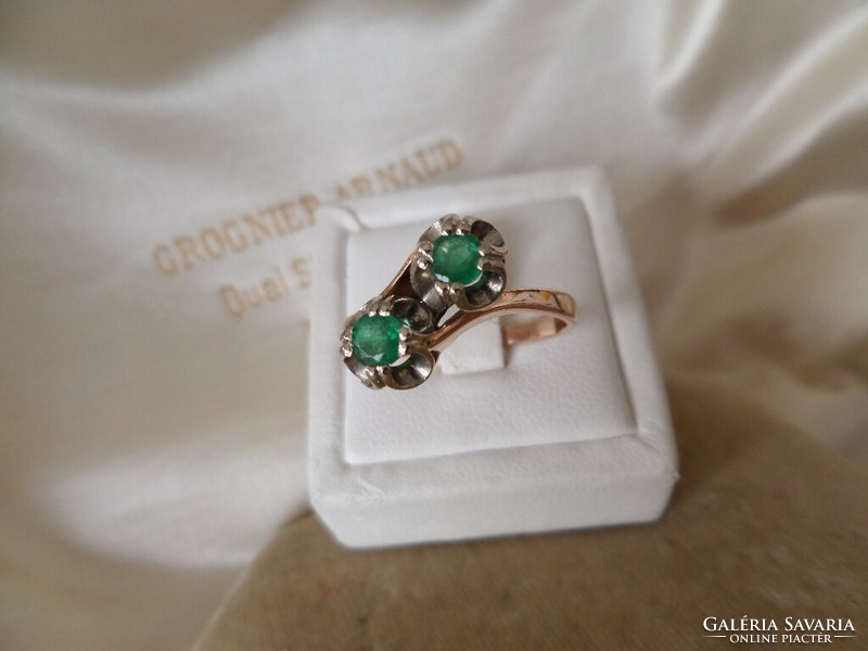 Gold ring with emeralds