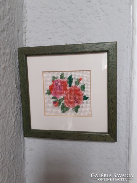Rózsás gobelin hímzett kép zöld fa keretben 15x16 cm-es fali kép