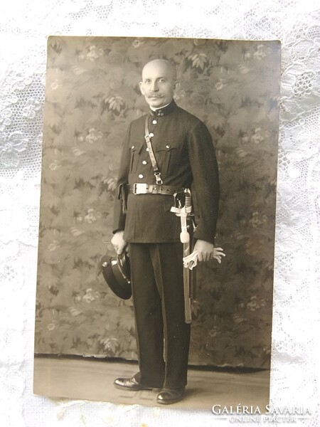 Régi fotólap, idősebb férfi egyenruhában, kard, rendőr/csendőr? 1910/20-as évek körüli