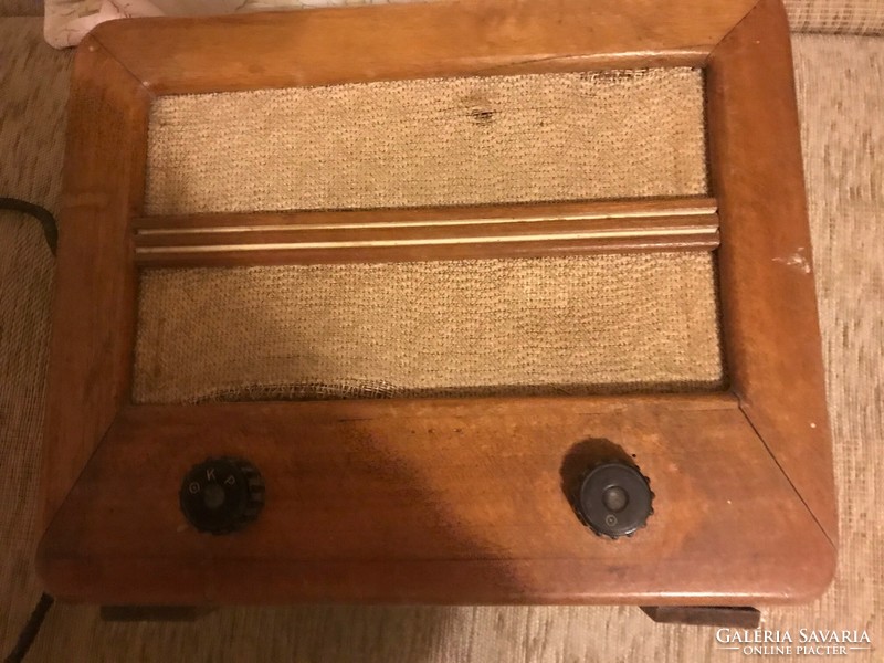 Small, wooden box radio, nostalgia radio. 30X25 cm