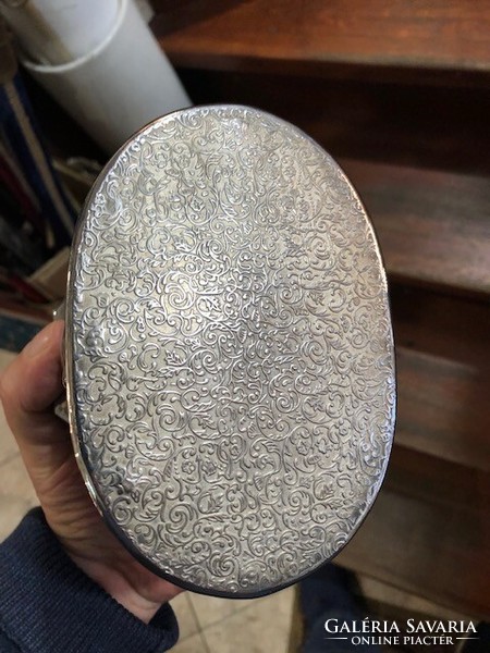 Ékszertartó, vastagon ezüstözött, nehéz, 16 x 10 cm-es alkotás.