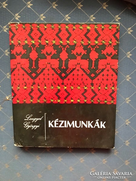 Lengyel Gyöngyi -Kézimunkák című könyv. Nagyon változatos sokféle kézimunka mintagyűjtemény. 1975.