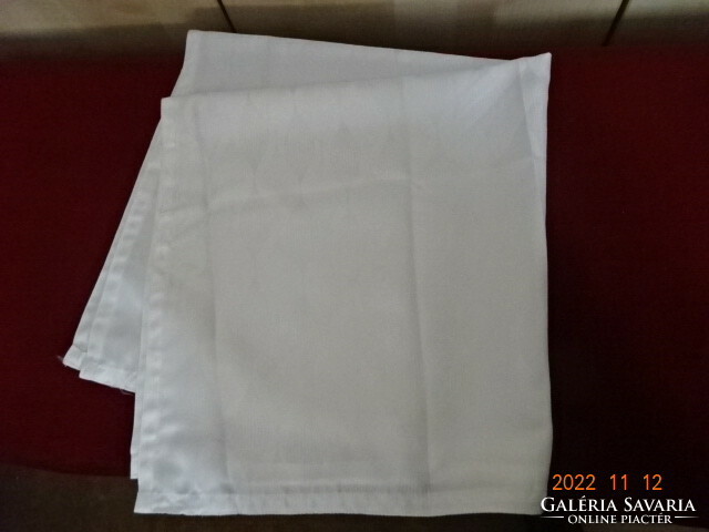 White tablecloth, 80% cotton, used once. He has! Jokai.