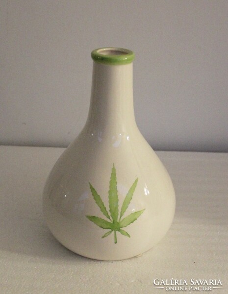 Kerámia váza cannabis levél díszítéssel