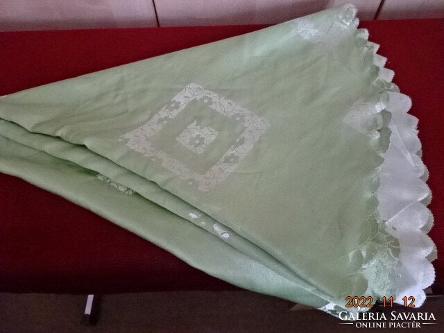 Round green tablecloth, silk-like, machine pattern. He has! Jokai.