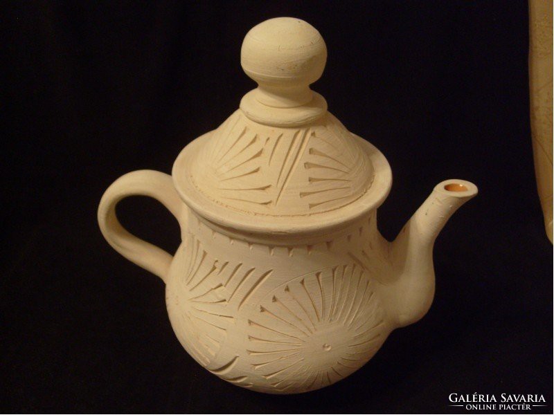 Művészi Terrakotta kávé-tea kiöntő,belül fényes máz bevonattal eladó dús metszett díszes