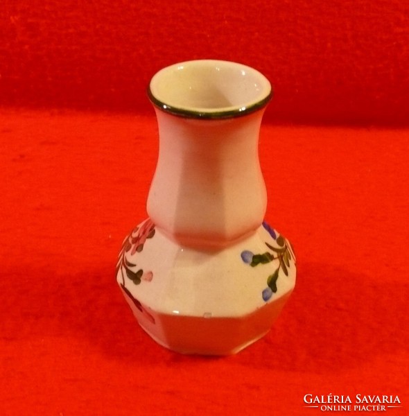 Szépen formált és díszített kislődi váza