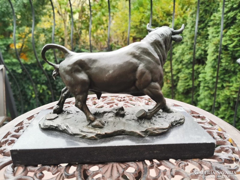 Bika - bronz szobor