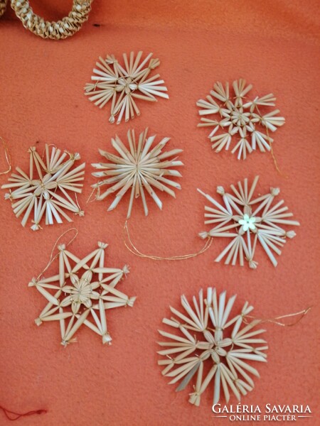 25 Christmas tree decorations made of straw. Decoration