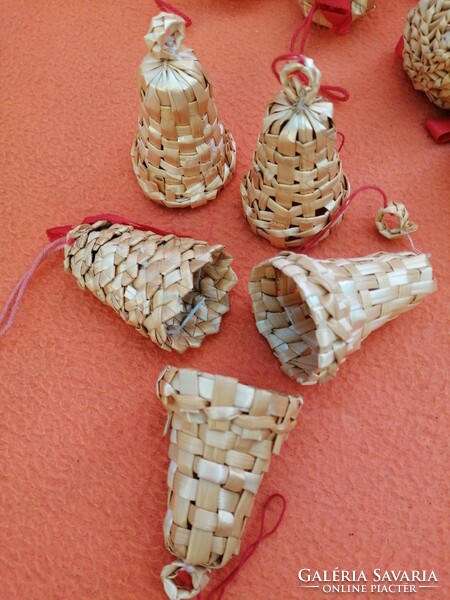 25 Christmas tree decorations made of straw. Decoration