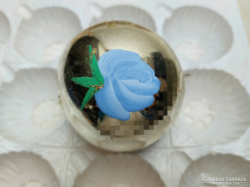 Régi üveg karácsonyfadísz festett kék virágos gömb retro üvegdísz