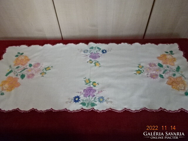 Embroidered tablecloth on cotton canvas from the 60s. Size: 83 x 36 cm. He has! Jokai.