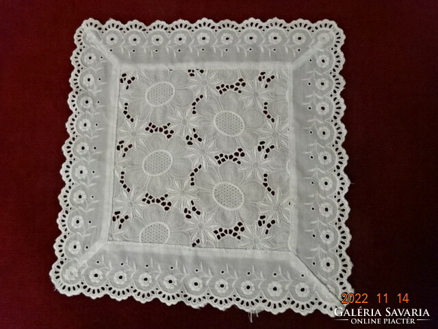 Embroidered and crocheted tablecloth from the 60s. Size: 29 x 29 cm. He has! Jokai.
