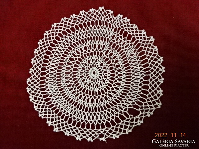 Crochet tablecloth from the 50s, diameter 19 cm. He has! Jokai.