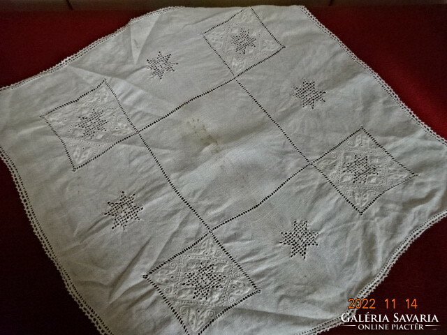 Tablecloth embroidered on cotton canvas, hand crocheted, size: 48 x 48 cm. He has! Jokai.