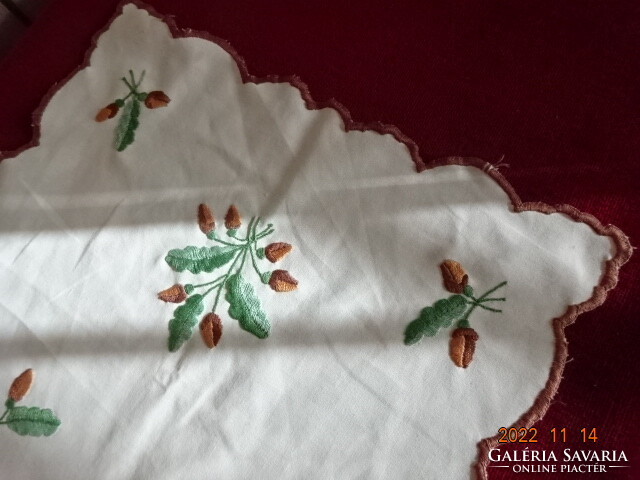 Embroidered tablecloth on cotton canvas from the 60s. Size: 73 x 35 cm. He has! Jokai.