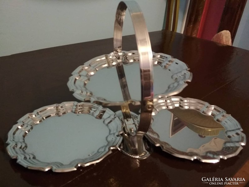 Perfect for a festive table!! At a good price!! New metal item