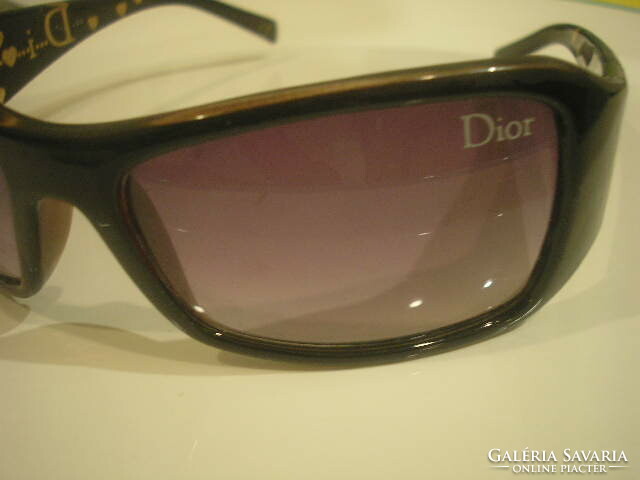 K Dior jelzésű sport futó napszemüveg  egy ponton ragasztani szükséges