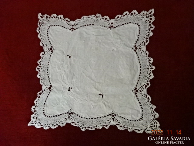 Tablecloth embroidered on cotton canvas, hand crocheted, size: 29 x 29 cm. He has! Jokai.
