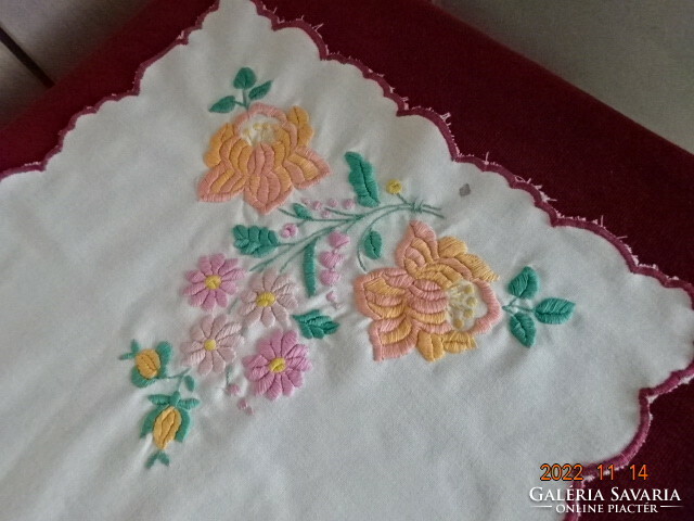 Embroidered tablecloth on cotton canvas from the 60s. Size: 83 x 36 cm. He has! Jokai.