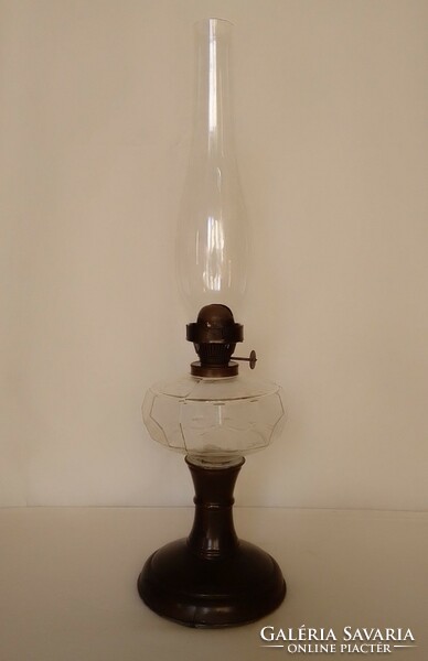 Antik régi asztali petróleum lámpa méhsejt mintás üveg tartály réz lemez talp 42,5 cm