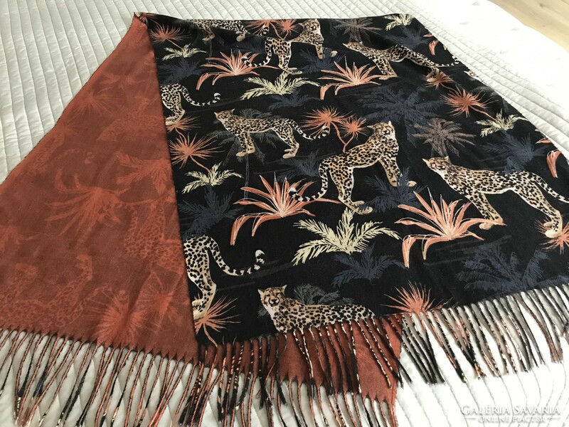 Huge double-sided stole with a printed exotic pattern, 205 x 70 cm