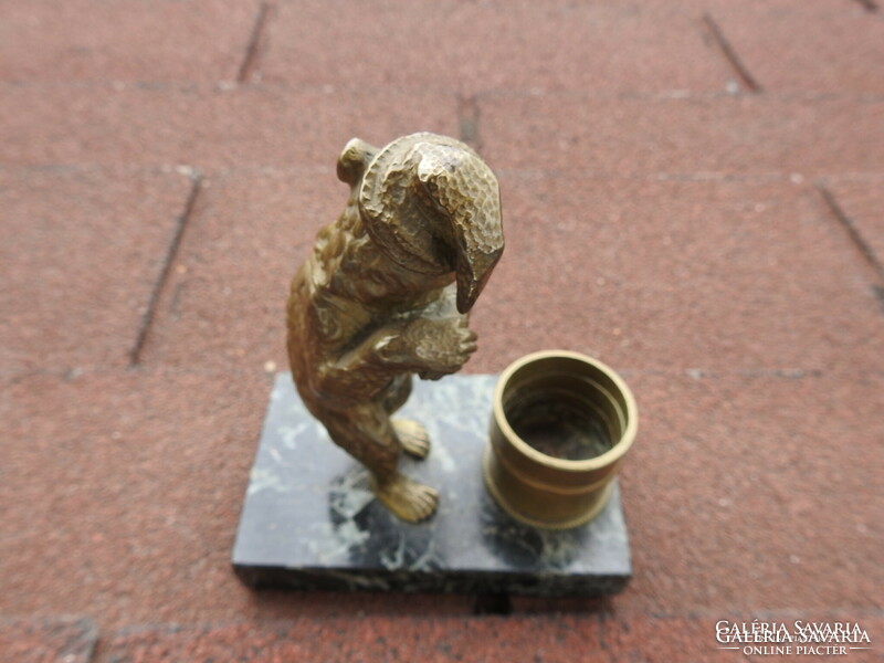 Antik bronz medve mézes vödörrel márvány talpon - antik figurális tároló