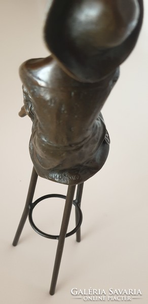 Hölgy kalapban, bronz szobor, jelzett