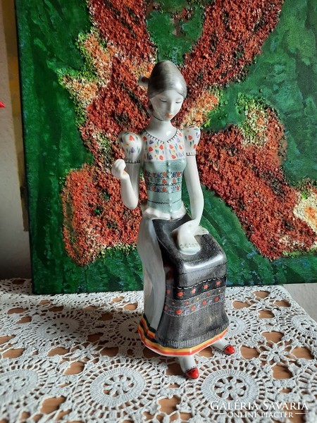 The Hollóháza porcelain figurine sewing matyó woman is completely flawless, pay attention to the numbering, it is hand painted