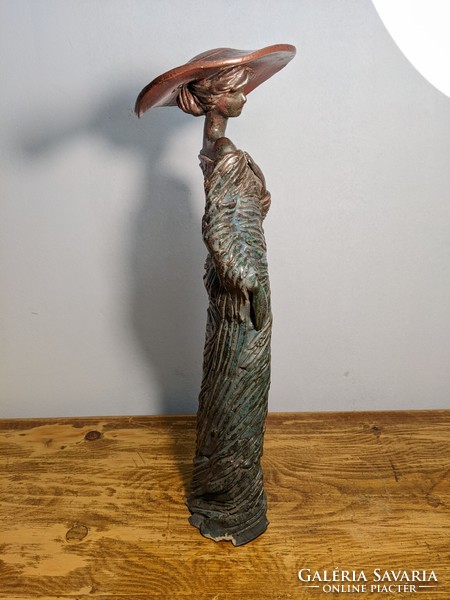 Kalapos hölgy - kerámia szobor
