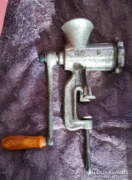 Antique cast iron grinder 5 in good condition
