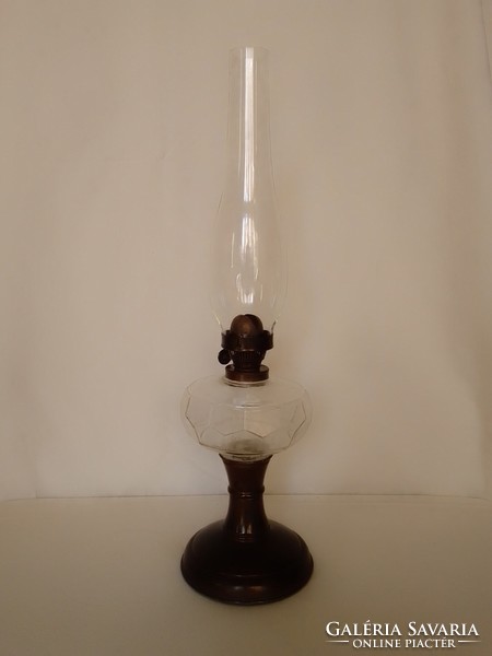Antik régi asztali petróleum lámpa méhsejt mintás üveg tartály réz lemez talp 42,5 cm
