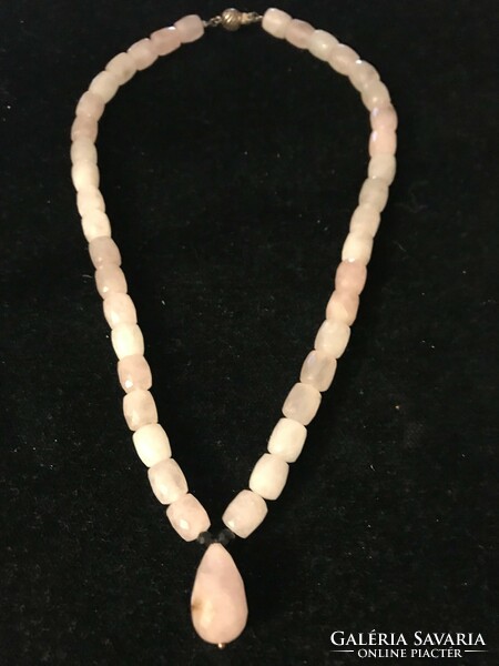 Very nice new rose quartz necklace with 2 polished onyx stones. With special 925 silver clasp. 44 Cm
