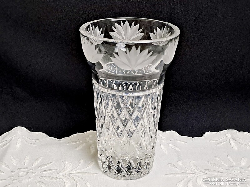 Polished crystal vase with a fan pattern, 15 cm high
