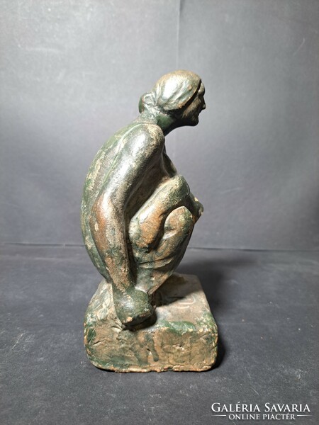Guggoló nő - Terrakotta szobor - teljes magasság 19 cm
