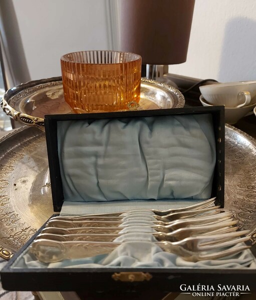 Vitrin állapotú ezüstözött süteményes villa készlet eredeti dobozában
