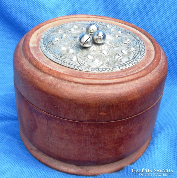 Wooden jewelry box with metal decoration, 7 cm high, diameter 9.5 cm.