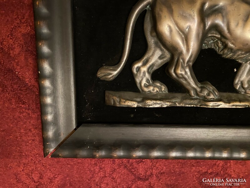 Öntött bronz oroszlán falikép