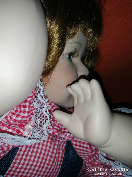 Könyökölve hasán fekvő porcelán baba,Vintage baba.