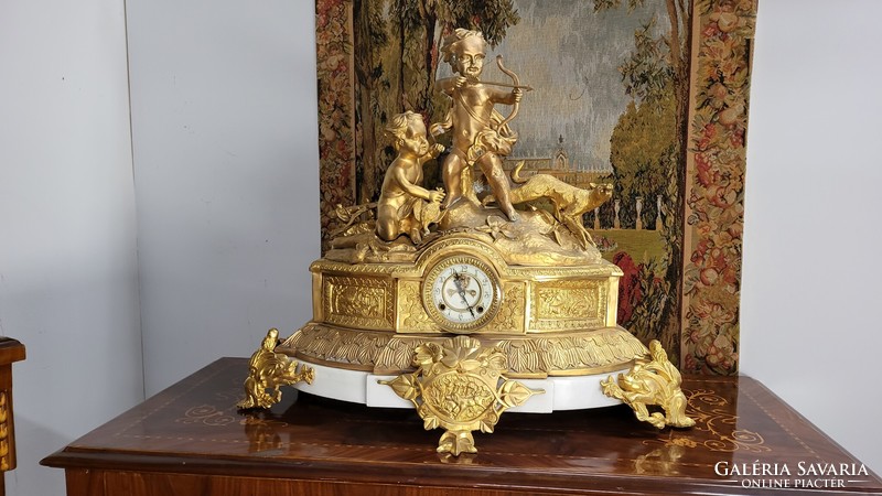Fire-gilded bronze mantelpiece clock