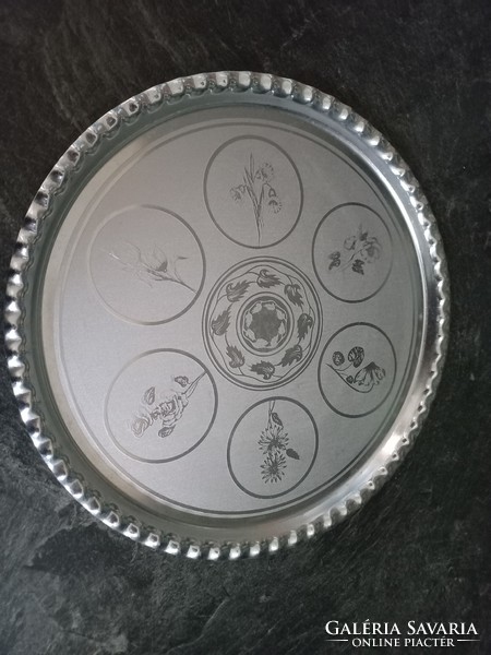 Retro floral round aluminum tray with minimal signs of use, 26cm