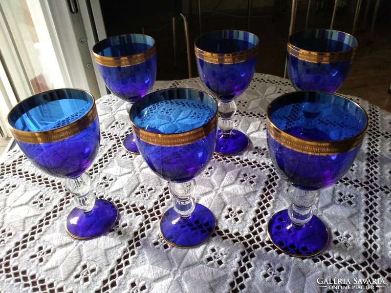 Fantasztikus luxus kobaltüveg talpas poharak a Kvétná üveggyárból
